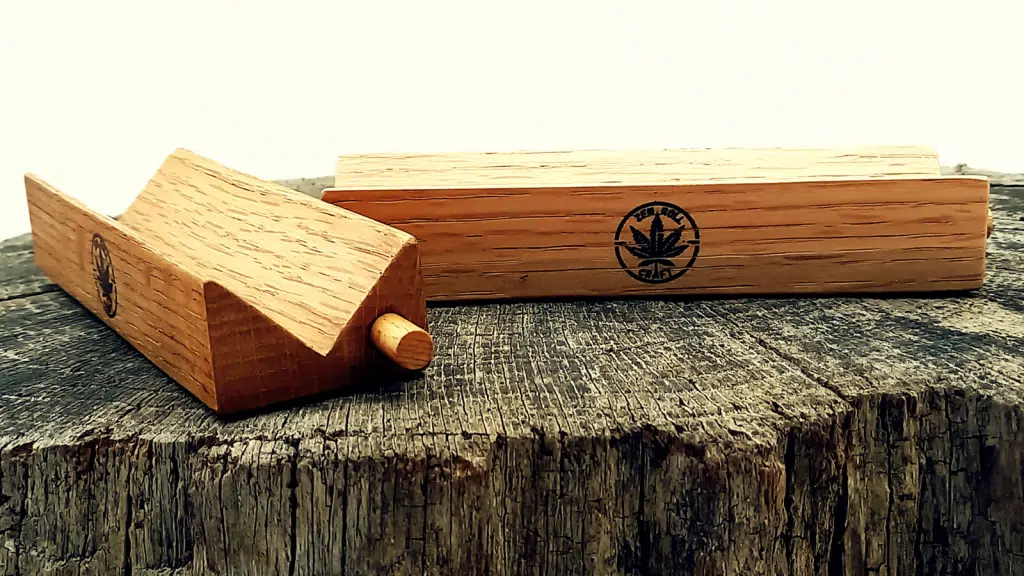 Support de roulage en bois artisanal, fait main avec un design naturel.