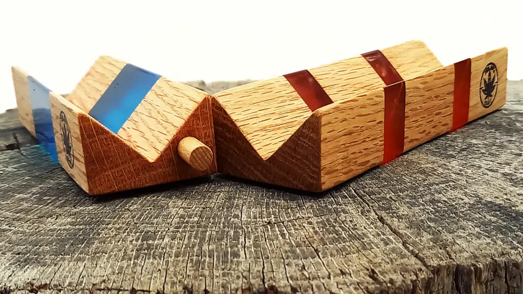 Support de roulage artisanal en bois et résine époxy, mélange de naturel et modernité.