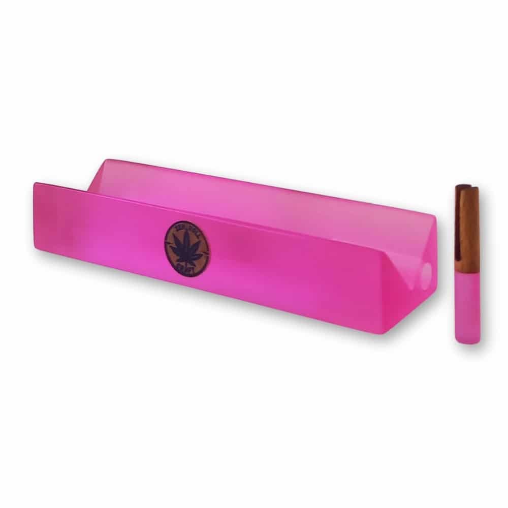 rollspace-epoxy-rose-accessoire-pour-rouler-cbd-tasseur-rose-sorti RollSpace rose - accessoire pour rouler le CBD en époxy avec son tasseur rose placé à côté