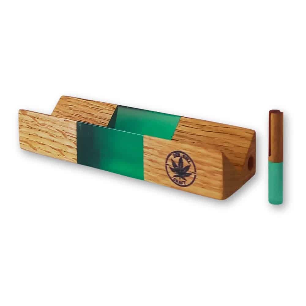 rollzen-support-pour-rouler-cbd-vert-tasseur-vert-sorti RollZen vert - support pour rouler le CBD et son tasseur vert placé à côté