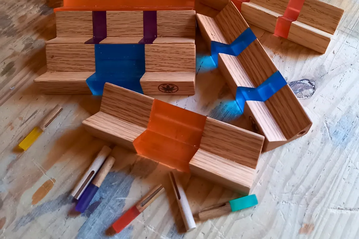 différentes finitions de supports de roulage ZenRollCraft : bois, bois avec époxy et résine